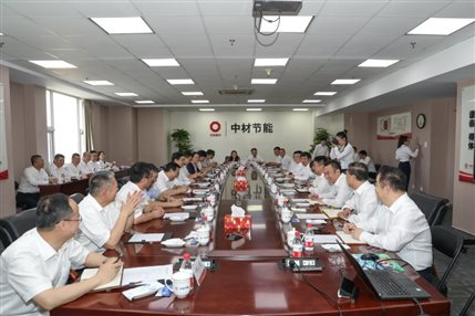 集團(tuán)黨委書(shū)記、董事長(zhǎng)周育先蒞臨中材節(jié)能調(diào)研指導(dǎo)